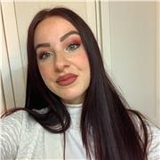 Docente di Biologia e Chimica impartisce lezioni per studenti di medie e liceo